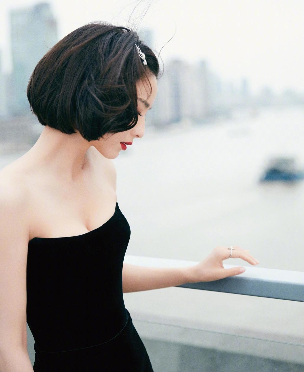 穿衣搭配|我被佟丽娅“锁骨”惊艳到！抹胸上衣搭配九分直筒裤，美出新高度