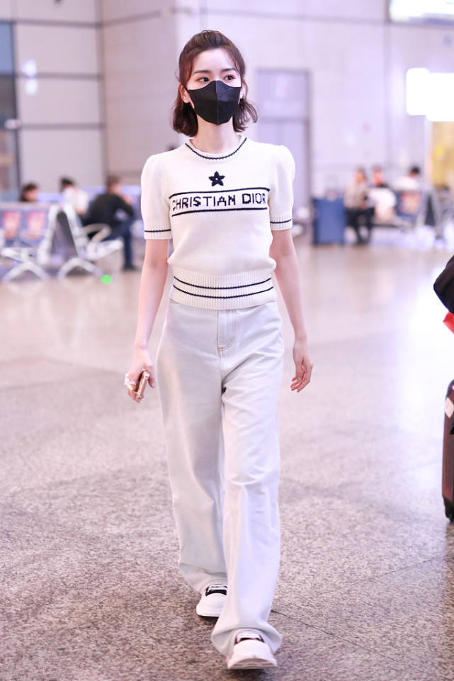 时尚潮流生活 毛晓彤走机场，穿短袖针织衫下搭牛仔裤，一点都看不出33岁！