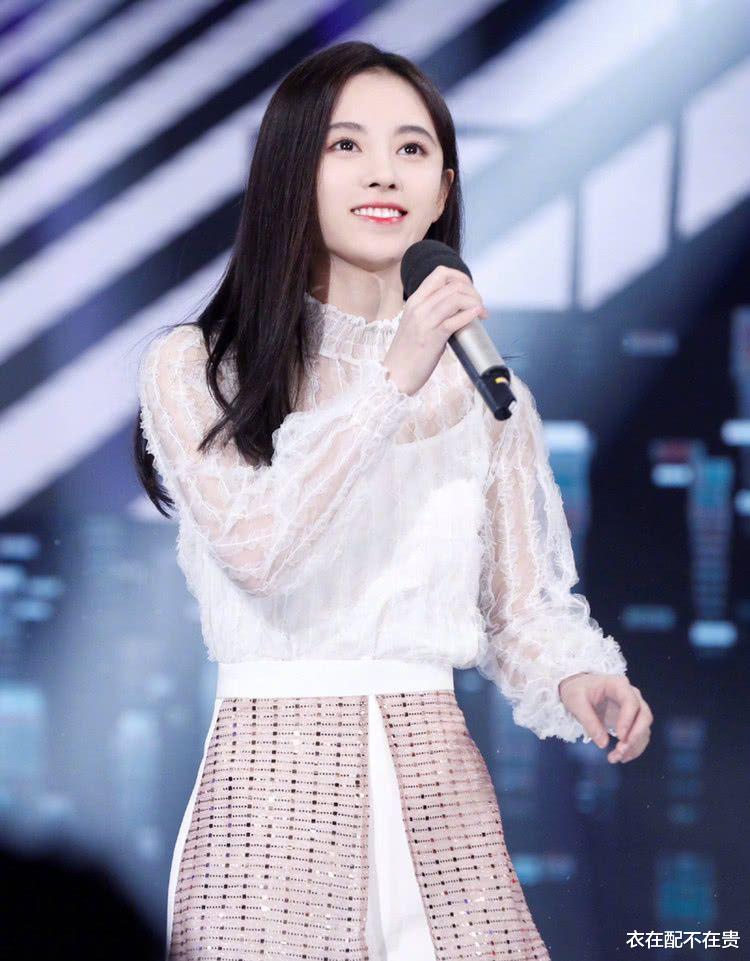迪丽热巴|有种“尴尬”叫迪丽热巴穿丝绒裙,走路时差点绊倒,表情却萌化了