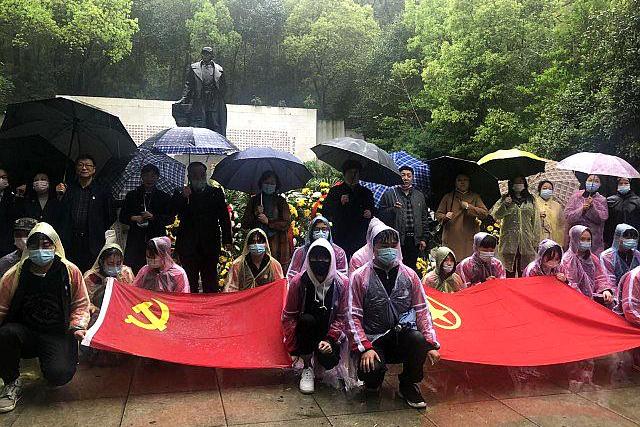 胡了说扒道 武汉市交通学校师生，前往烈士墓，开展祭英烈学党史活动