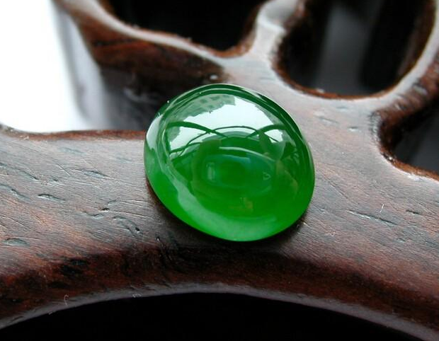 翡翠手镯|估价两千万的翡翠手镯，商家却多标了五百万，行业里水太深了！