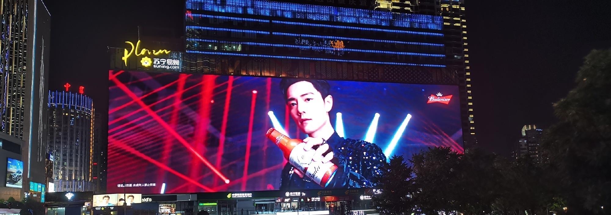 肖战|肖战一夜爆红！品牌们都商量好在亚洲第一大屏轮番循环广告大片