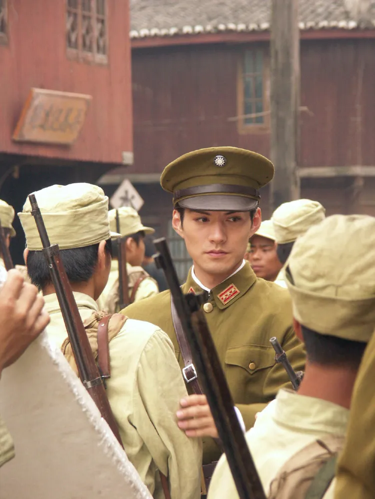 制服|白敬亭「59cm公狗腰」，陈伟霆的「鲨鱼线」，才是内娱帅哥的正确打开方式