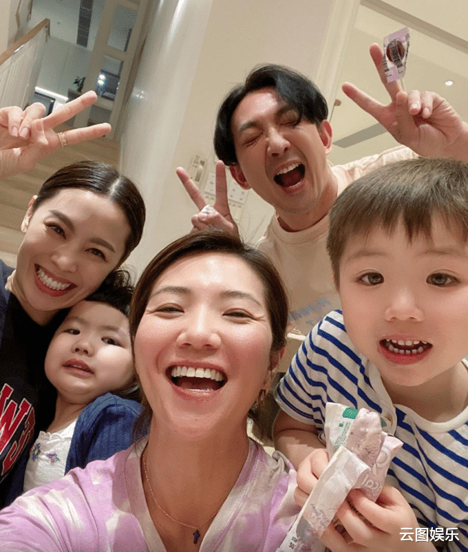 胡杏儿|6位星二代齐聚一堂！李灿森女儿人气高，被胡杏儿次子亲吻脸颊