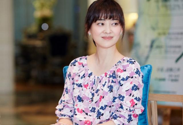 春晚|朱时茂当年在春晚表演小品，他身旁的女配如今火得一塌糊涂！