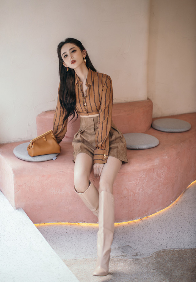 BiuFashion|古力娜扎坐在那就让人心动，“摩卡味道”穿着尽显恬静，真挺绝