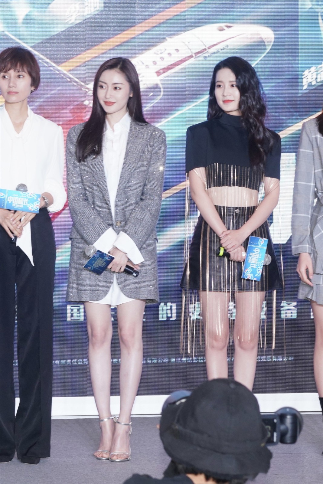 李沁|166cm李沁与168cm袁泉张天爱同台，穿短裤艳压群芳，女人味十足