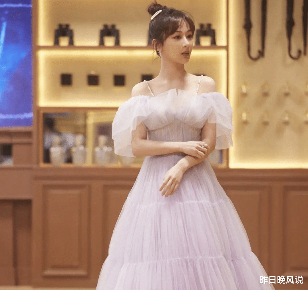 赵丽颖|欧阳娜娜终于转变路线，走御姐风却撞衫迪丽热巴，两人气质不相上下