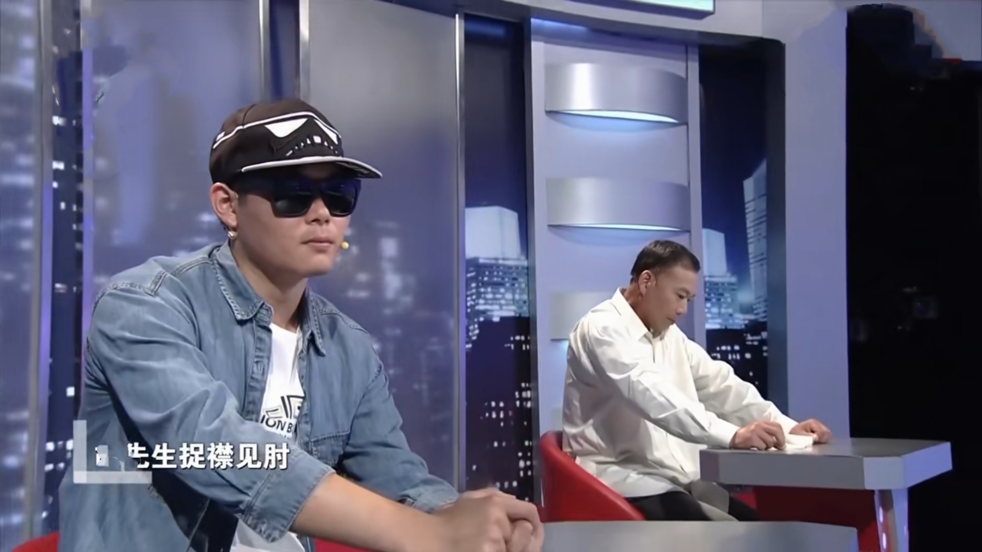 啵妈小白 儿子无意中发现父亲行踪异常，调查结果后背发凉发现，父亲隐瞒十年的秘密终于浮出水面