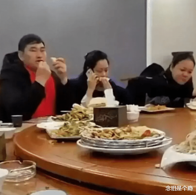 朱之文|朱小伟科目二模拟考100分，大衣哥宴请教练和女学员，一脸傲娇