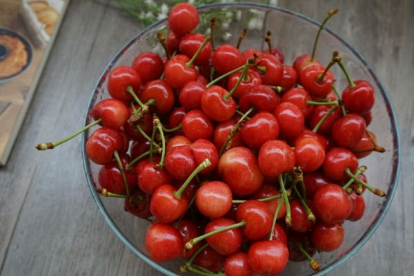 科普作者孙医生|长时间喝牛奶真能美白吗?皮肤科医生:想要美白淡斑,还有5种食物可多吃