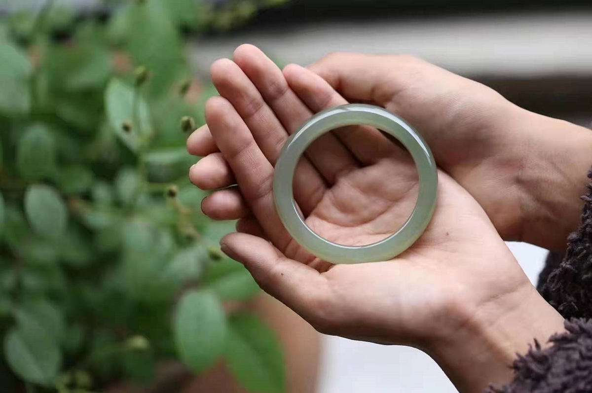 文玩|老奶奶60年前买的翡翠玉镯，如今有人高价收购，却被她拒收了