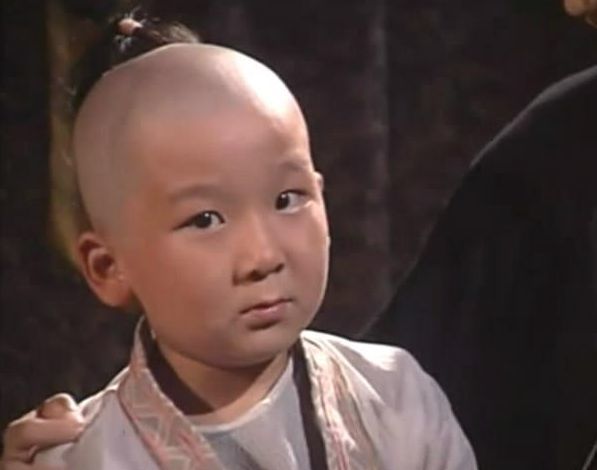 赵丽颖|6岁被成龙抱着上春晚，14岁因长相被吐槽丑，如今20岁再次大变样