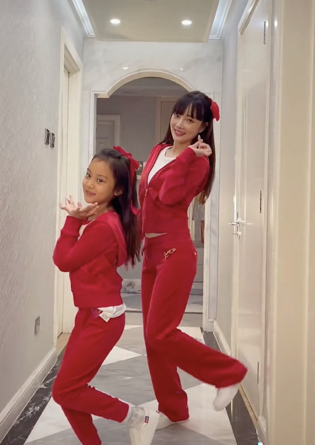 李小璐|李小璐母亲节秀母爱,甜馨身高直逼妈妈肩膀,母女变装风格百变