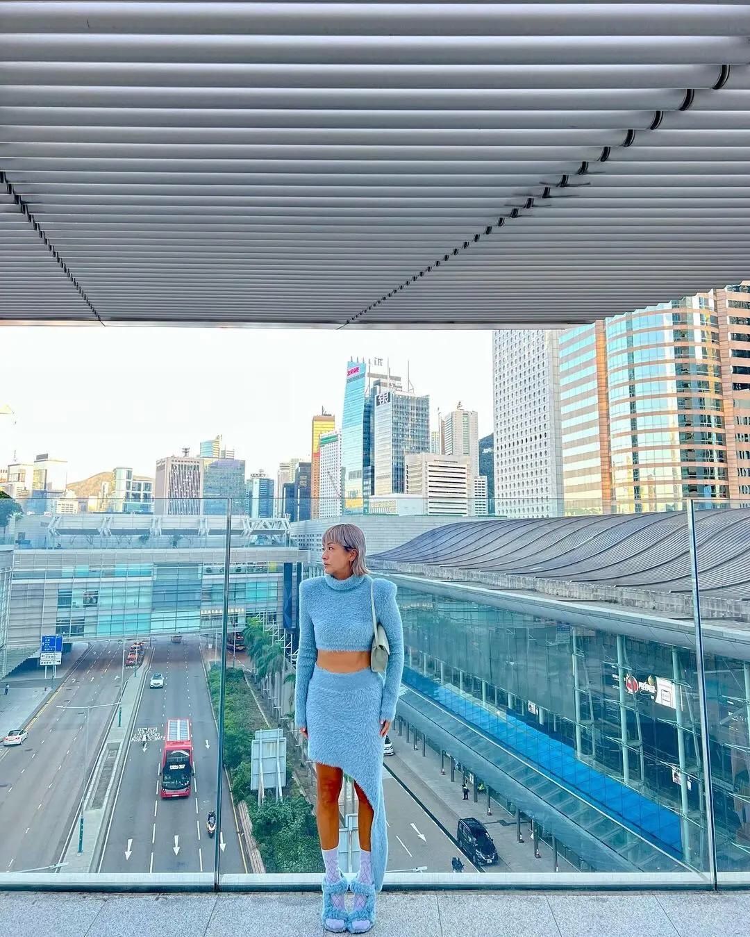 闲鱼有话说 徐濠萦穿衣真有特色,高领毛衣露一截肚子,大冷天还穿凉鞋配袜子