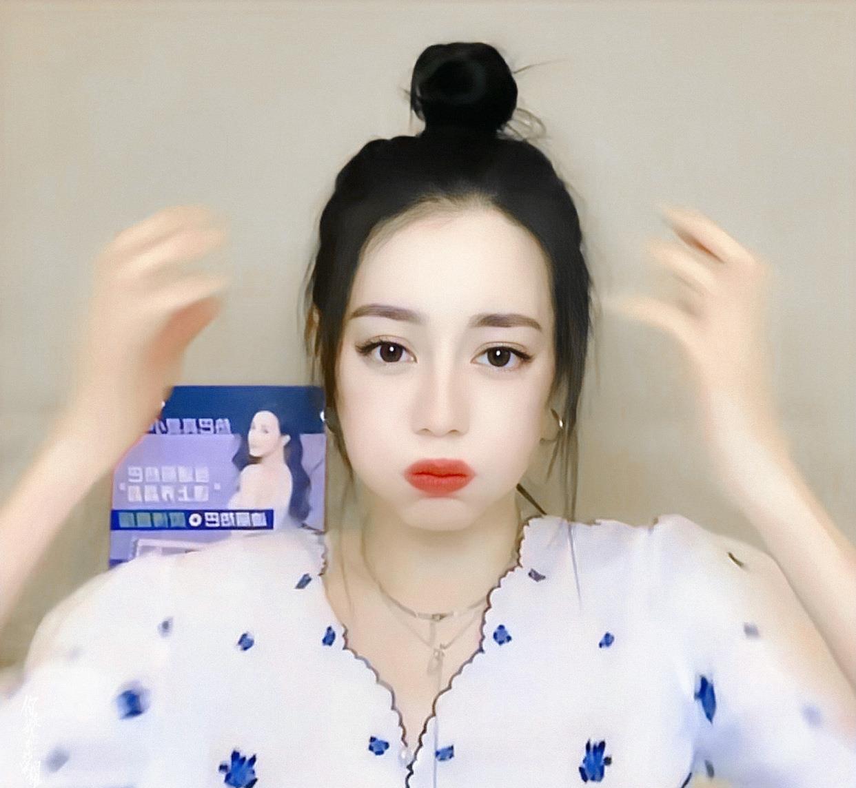 美搭刊报|热巴太没有偶像包袱了！直播疯狂做鬼脸，碎花衫配丸子头俏皮可爱