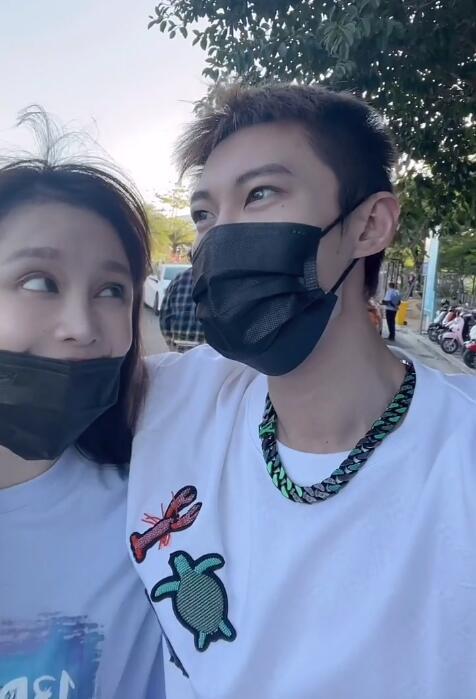 赵本山|赵本山准女婿送球球礼物，奢侈品价值2万多，却被嘲土到掉渣