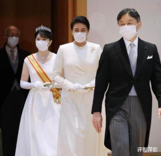 天皇|天皇夫妇陪同女儿露面，庆贺爱子长成，俏公主肤白貌美