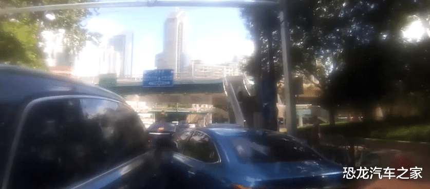 网约车司机肇事逃逸,逃逸途中多次冲撞警车,网友:好大的胆子