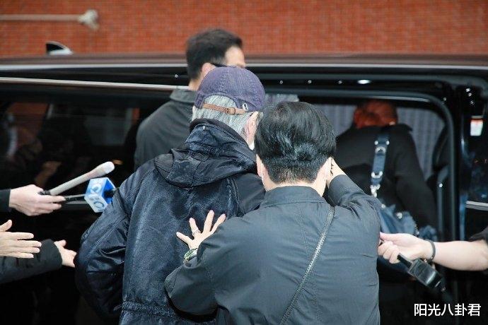 周星驰|吴孟达丧礼，周星驰和胞妹低调现身，表情哀伤送搭档最后一程