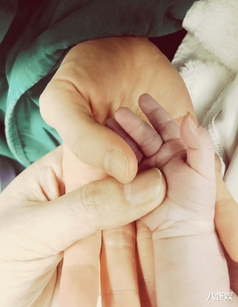 吉娜·爱丽丝|郎朗儿子百天，老婆吉娜罕晒全家福庆祝，儿子胖嘟嘟超可爱