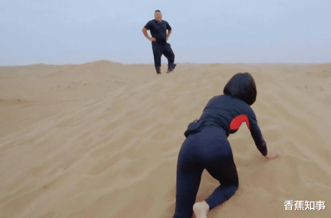 赵奕欢|赵奕欢与男友秀恩爱，沙漠上累到趴下，好身材意外抢镜