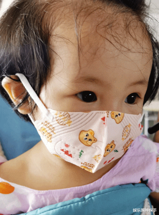 崔鹏|39岁崔鹏魅力依旧，2岁女儿太漂亮，眼睛太像父亲