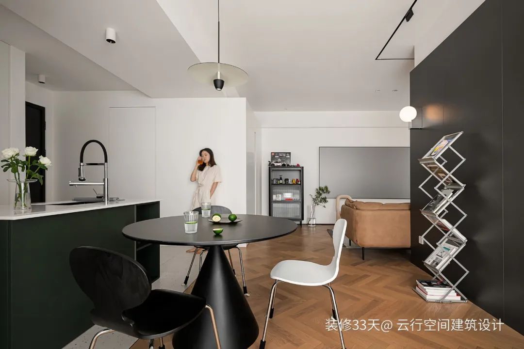 装修设计：阳台隔出一间房，75平刚需颜值两居