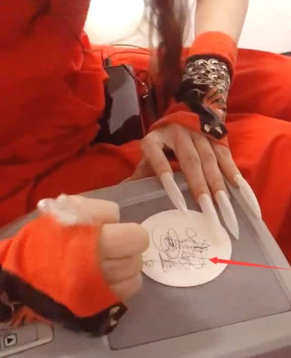 杨丽萍|有一种签名叫杨丽萍，镜头放大十倍后，网友：字迹一般人模仿不来