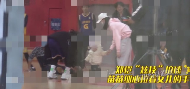 郑恺|郑恺一家三口罕同框！苗苗带女儿探班老公，小酸奶走路不稳萌态足