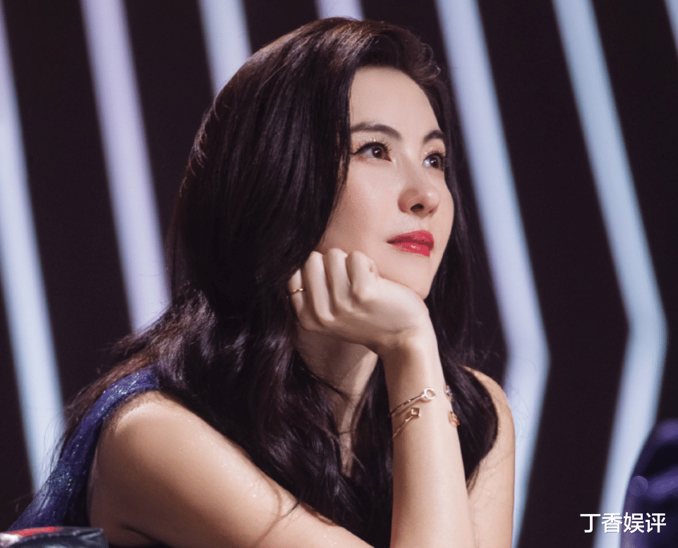 张柏芝|张柏芝参加活动被曝生图，失去舞台特效后，终于看出她有40岁了