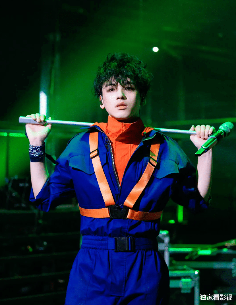 刘迦|刘迦在《披荆斩棘的哥哥》稳成团？长情的他与大13岁女友相恋10年