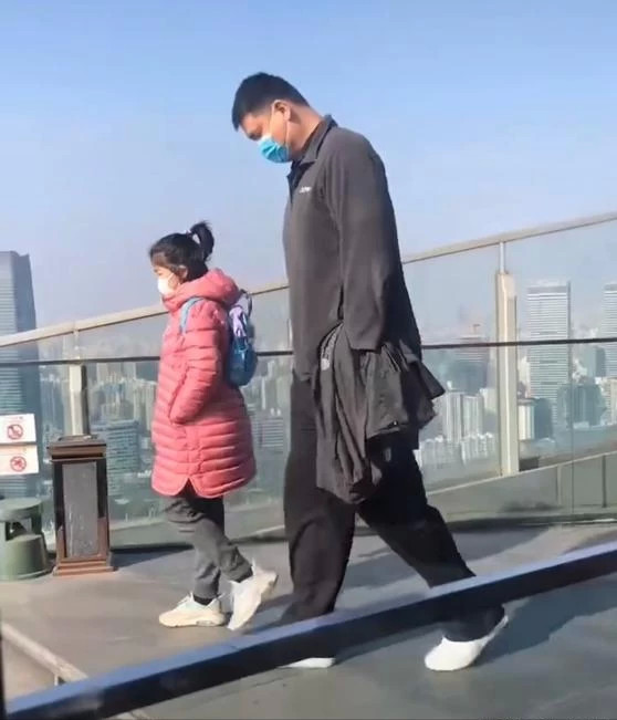 姚明|姚明10岁女儿身高堪比小巨人！1米7穿粉衣不输模特，长相呆萌可爱