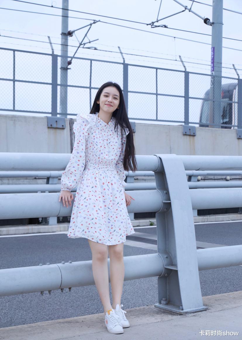 卡莉时尚show|周也的脸看着就很“贵”,就算穿着小清新碎花裙,也有高冷气质