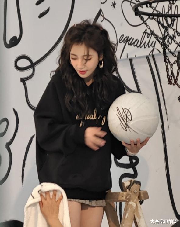 冯提莫|冯提莫现身插画艺术节，造型时尚大玩下衣失踪，生图暴露真实颜值