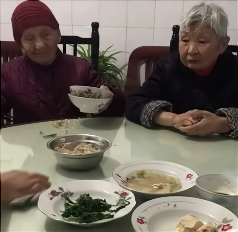 兜妈爱叨叨|95岁爸爸给70岁儿子庆生,夹肉附带“摸脸杀”,画面温馨惹人羡慕