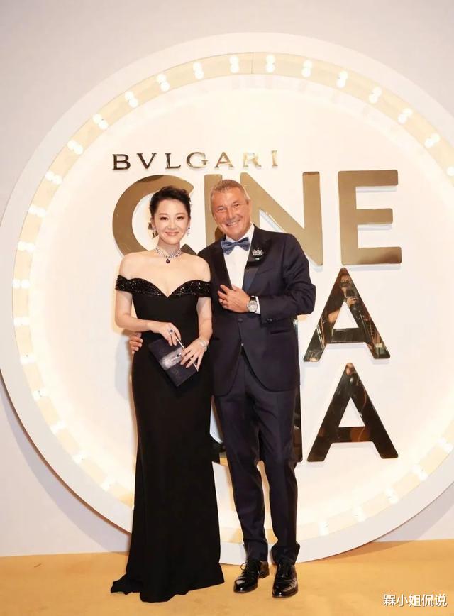 槑小姐侃说|52岁许晴不甘老去,穿一字肩礼服高调秀身材,领口太低真担心走光