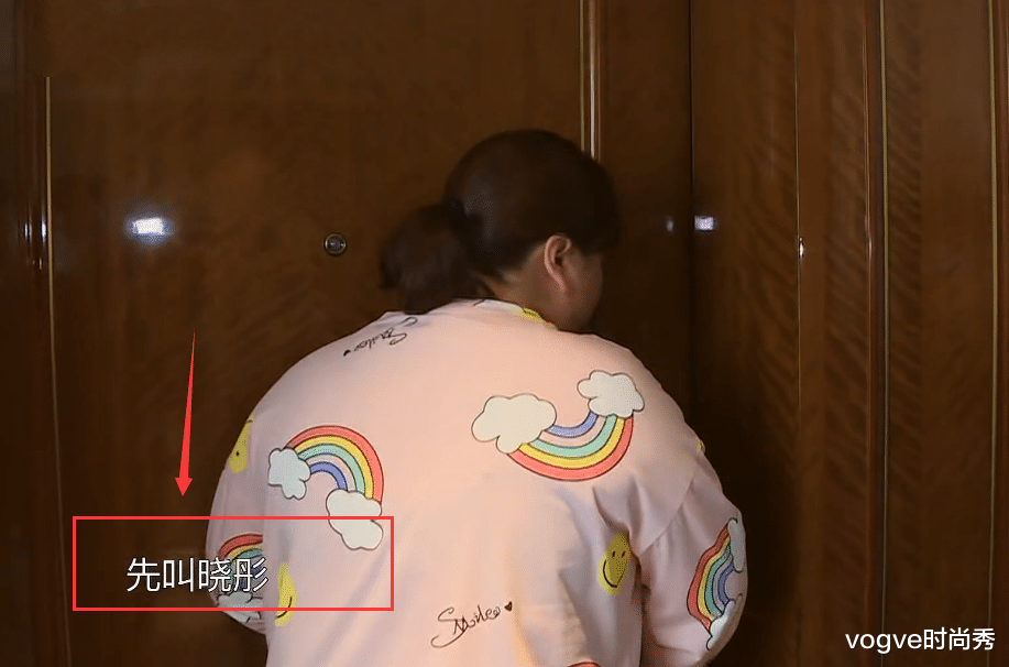 关晓彤|关晓彤“起床照”火了，节目组强制要求素颜出镜，她真有23岁吗？