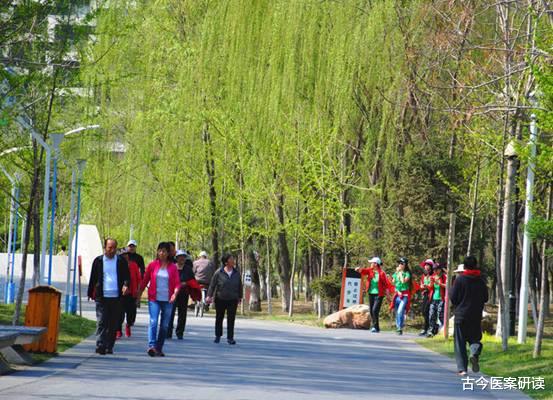 医生|吃一次相当于8斤咸菜，消化内科医生：你若天天吃，胃黏膜或会“烂如渔网”