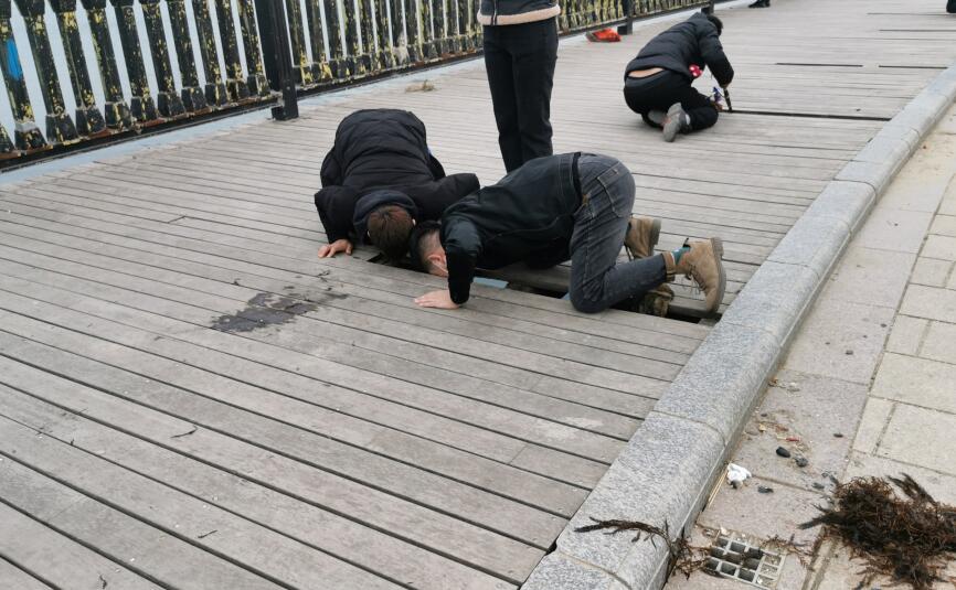 大排档|扒开木板钓海参 小平岛木栈道破损严重