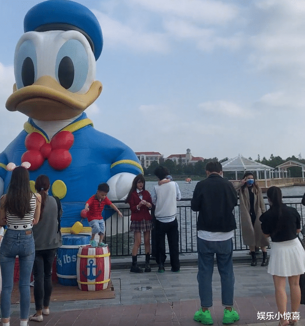 韩安冉|韩安冉一家逛迪士尼被拍，马泽鑫抱小猪妹看海，父女感情很融洽