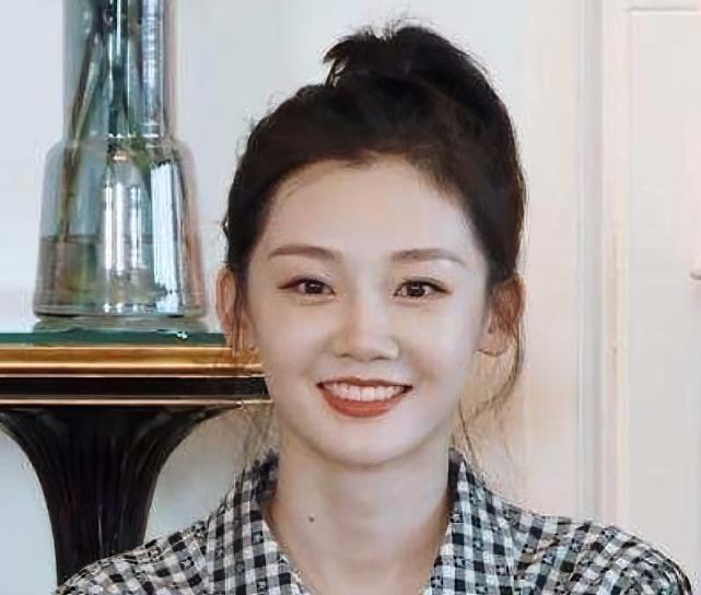 郑恺|郑恺在三亚录节目却“怕冷”，得知背后真实原因，网友：恭喜恭喜