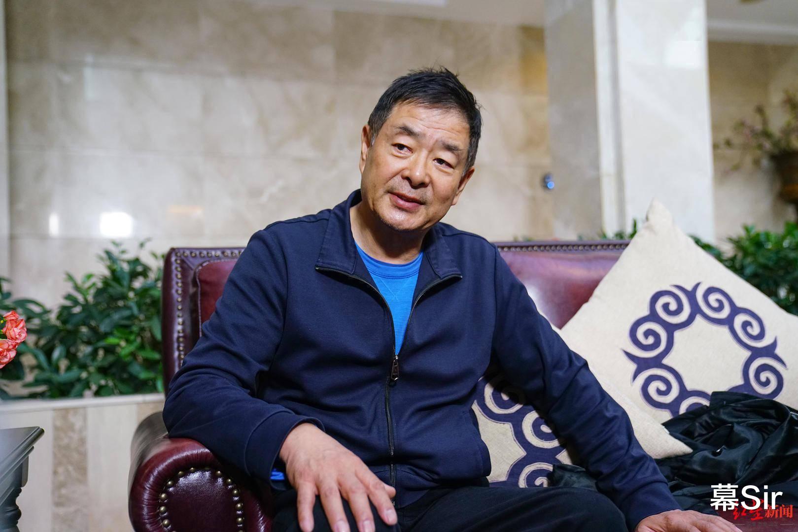 濮存昕|濮存昕：2岁患小儿麻痹，24岁娶营级干部，68岁还在照顾病母