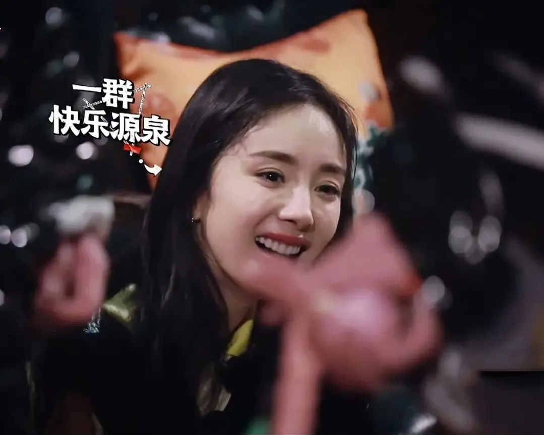 杨幂|杨幂的眼睛怎么了？出现怪异褶皱双眼不对称，再引网友整容质疑