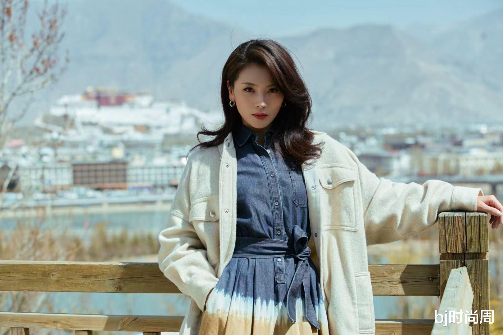 bj时尚周|天冷了有一种穿搭可以借鉴，学刘涛凹拼色连衣裙，高级又耐看