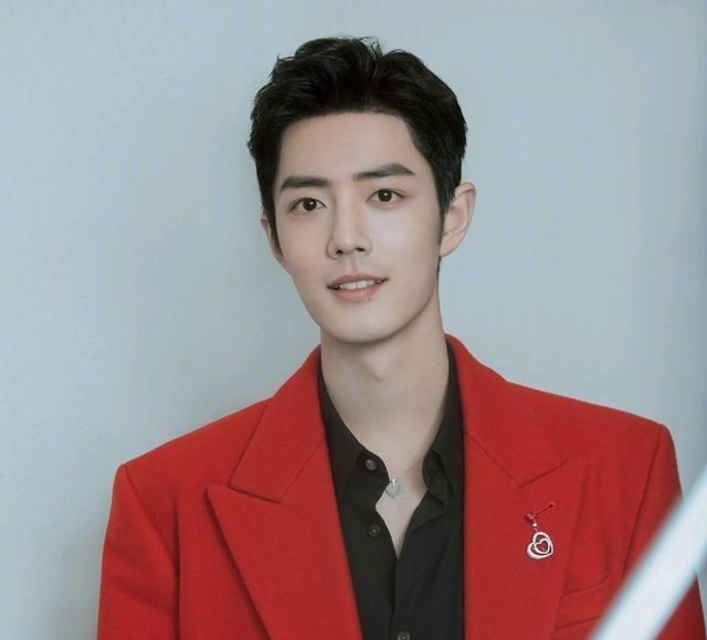 肖战|肖战登上权威杂志封面，官博背景图就是肖战，很认可肖战