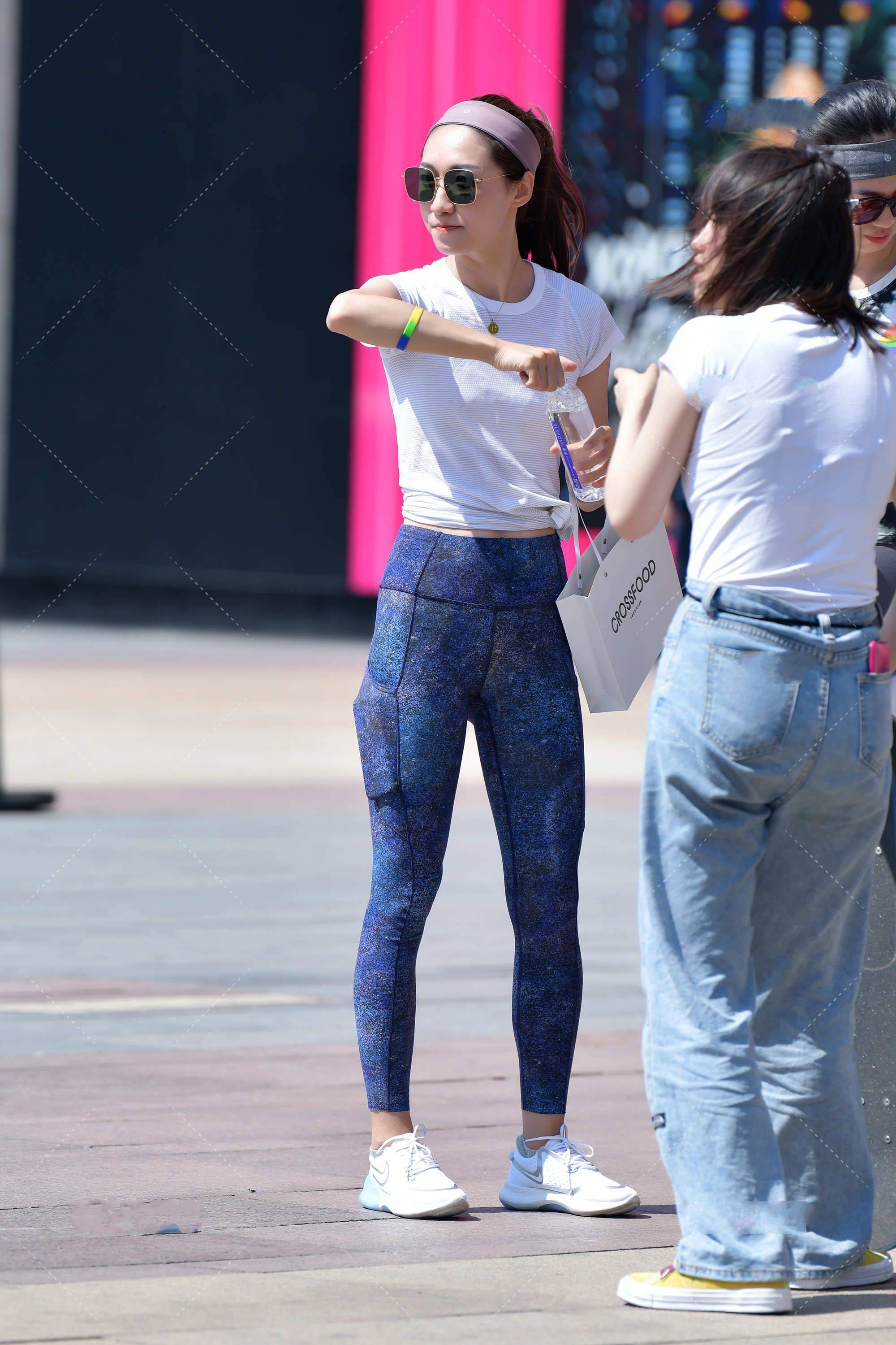 运动|爱健身的女生很适合配上发带，这样搭配很有欧美风格