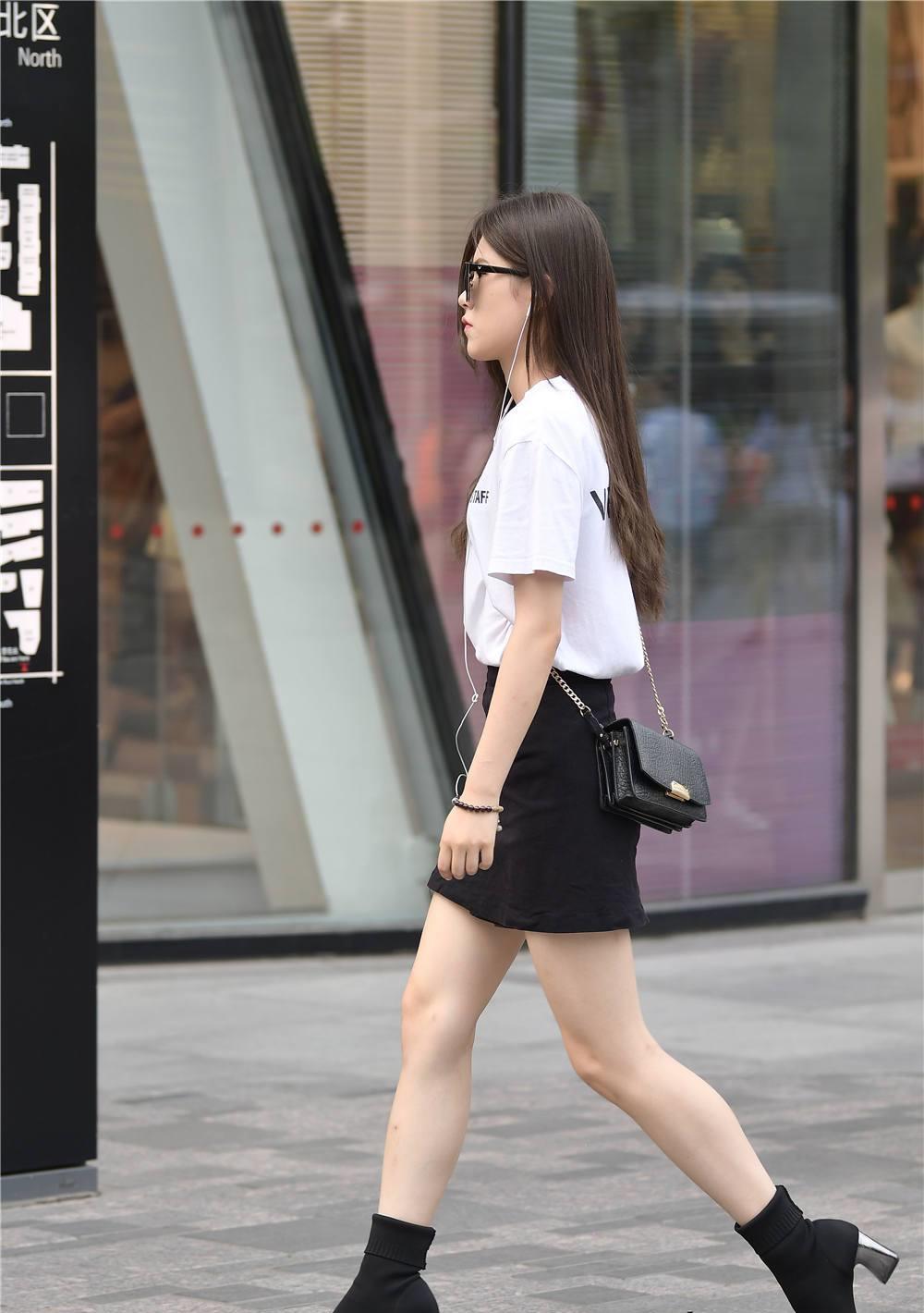 六九街拍|夏季选择短靴出门，不会很热吗？小姐姐：时尚才是最重要的