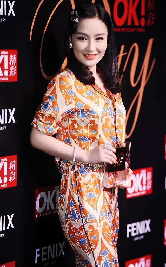 全球时尚号|孙宁罕见出镜美出“圈”，穿印花连体裤可爱甜美，微卷发很减龄
