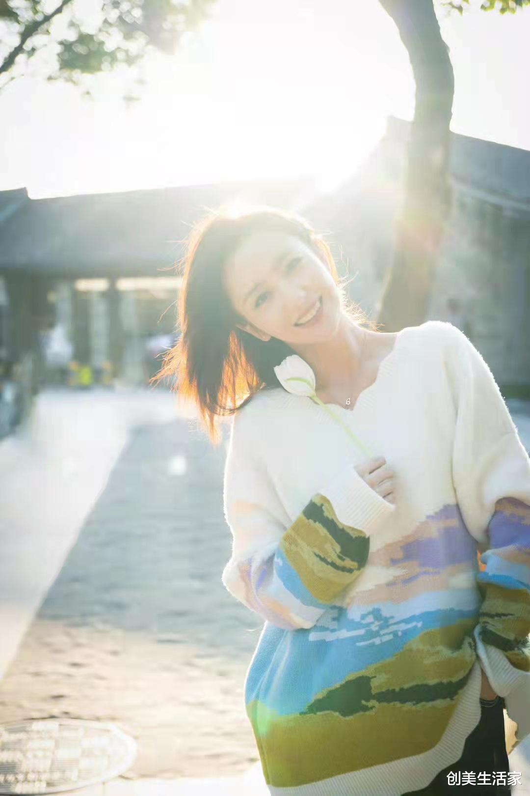 诺基亚|佟丽娅白色涂鸦针织毛衣,干净清新,美少女既视感